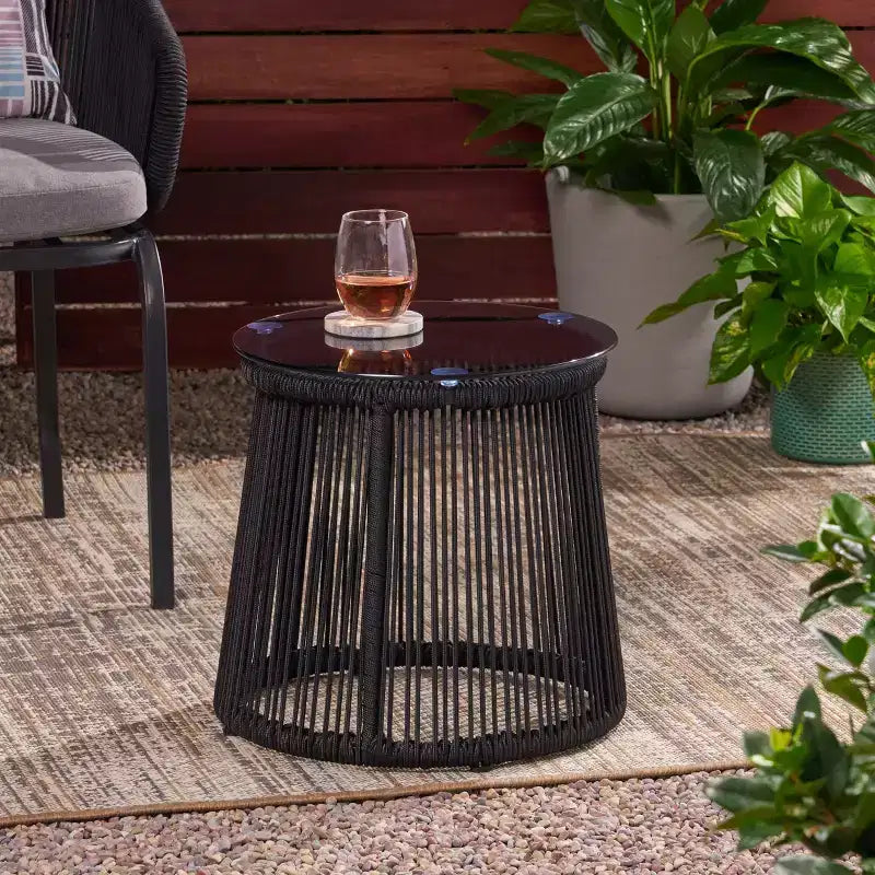 Tavolino moderno intrecciato in corda Moonstone - Nero - Christopher Knight Home: Struttura in ferro resistente alle intemperie, piano in vetro temperato