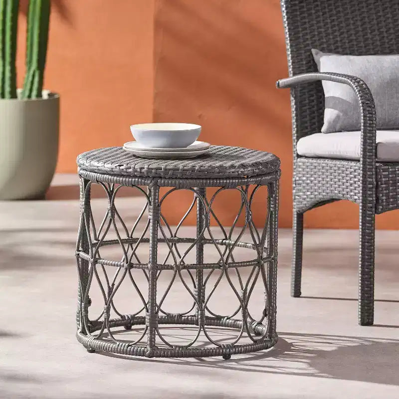 Tavolino rotondo da esterno in vimini grigio Bruce: stile bohémien, resistente all'acqua - Christopher Knight Home
