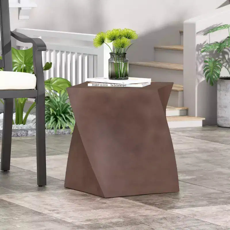 Tavolino da Esterno Abney in Cemento Leggero: Resistente alle Intemperie, Design Cubico Moderno - Christopher Knight Home