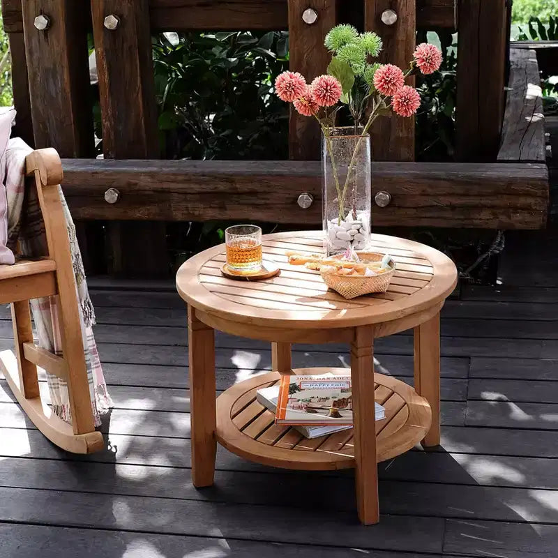 Table d'appoint d'extérieur ronde Sonoma Lane Channing en teck – Résistante aux intempéries, avec étagère