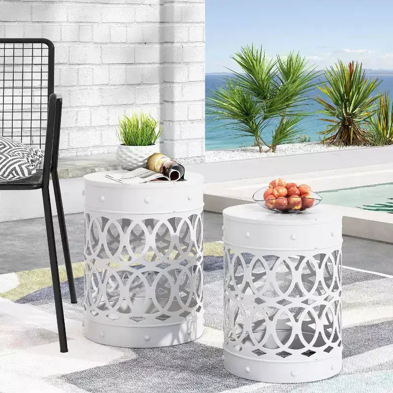 2 tavolini laterali rotondi da esterno Mellie in ferro bianco - Christopher Knight Home: Design elegante intagliato, nessun assemblaggio richiesto