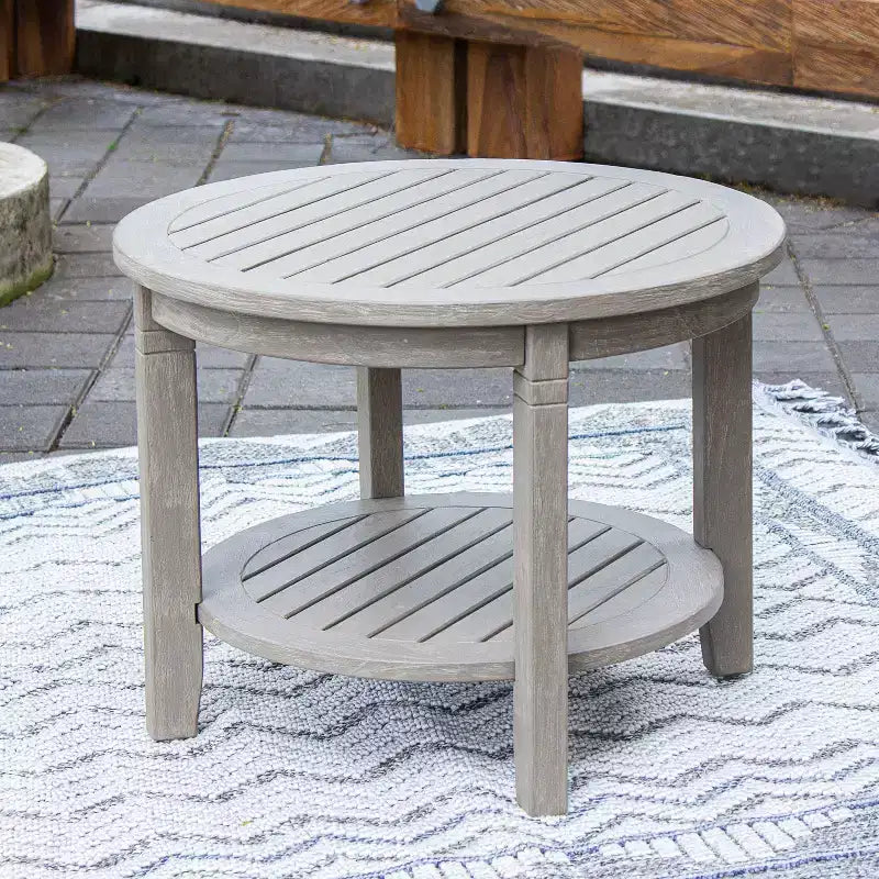 Table d'appoint d'extérieur ronde Sonoma Lane Channing en teck avec étagère, gris patiné - Table d'appoint de terrasse résistante aux intempéries