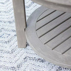 Table d'appoint d'extérieur ronde Sonoma Lane Channing en teck avec étagère, gris patiné - Table d'appoint de terrasse résistante aux intempéries