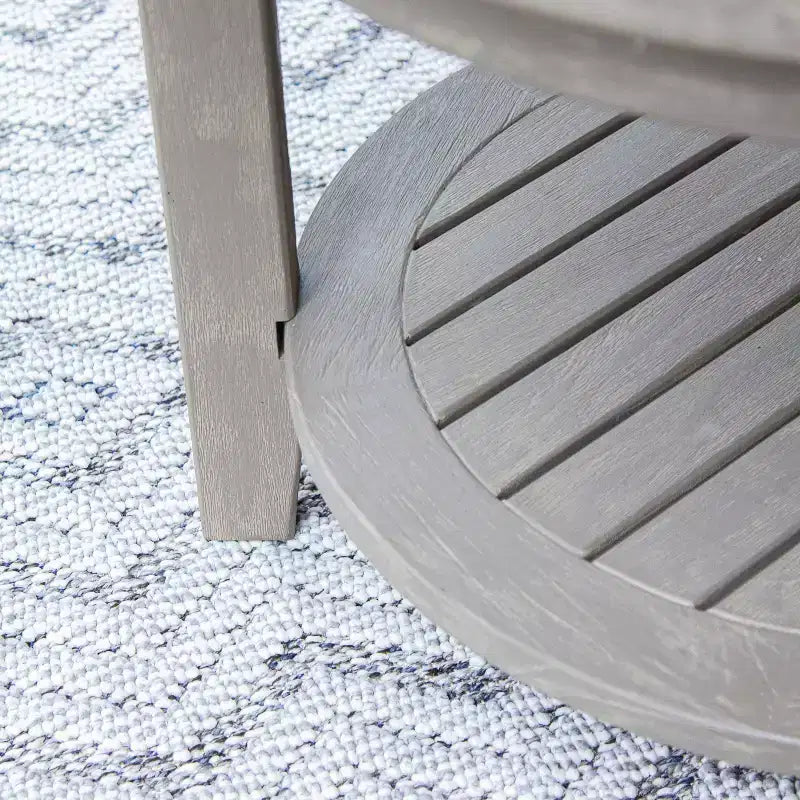 Table d'appoint d'extérieur ronde Sonoma Lane Channing en teck avec étagère, gris patiné - Table d'appoint de terrasse résistante aux intempéries