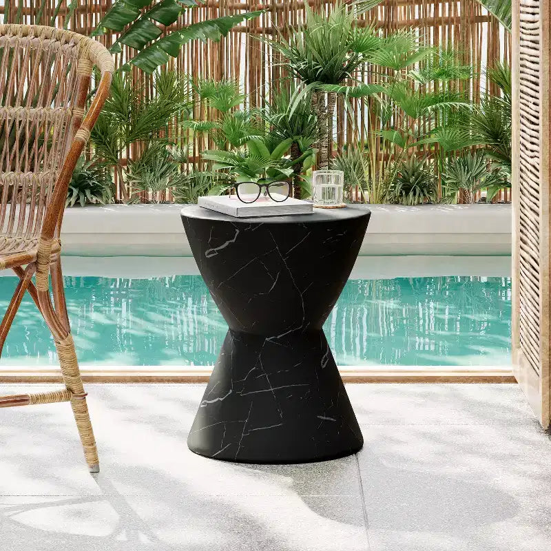Christopher Knight Home Urkta Table d'appoint en béton léger en forme de sablier, marbre noir