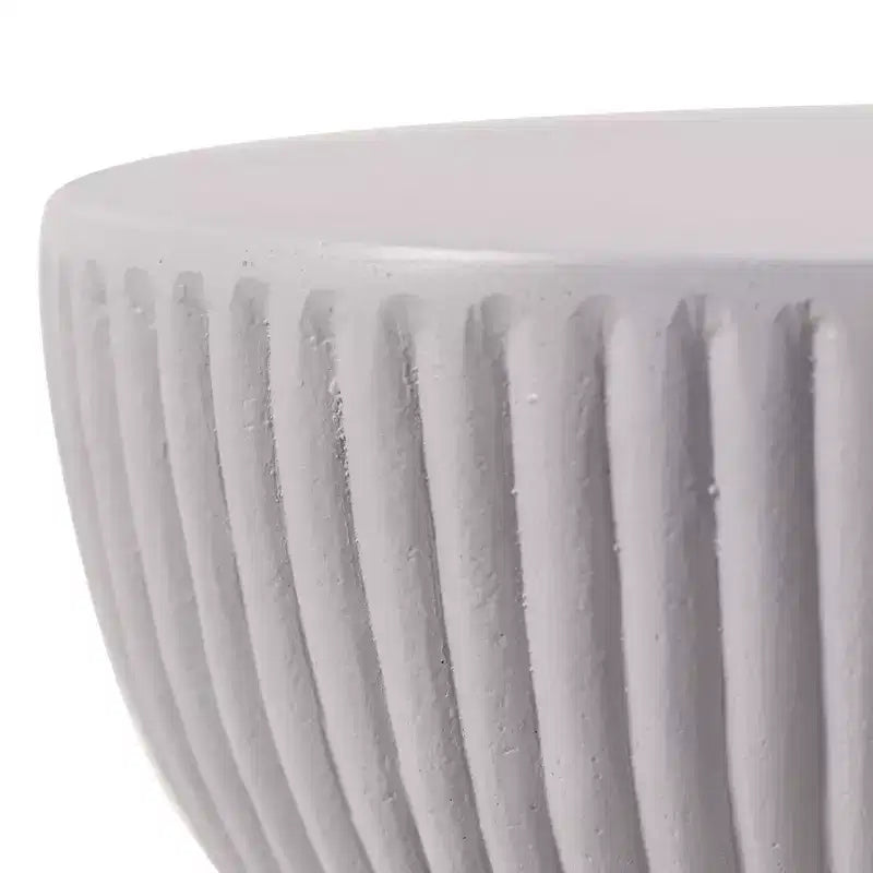 LeisureMod Table d'appoint de 38 cm de large en fibre de pierre avec design sablier, aucun assemblage requis, pour utilisation intérieure et extérieure, collection Spire
