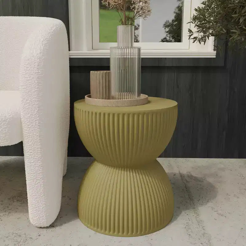 LeisureMod Table d'appoint de 38 cm de large en fibre de pierre avec design sablier, aucun assemblage requis, pour utilisation intérieure et extérieure, collection Spire