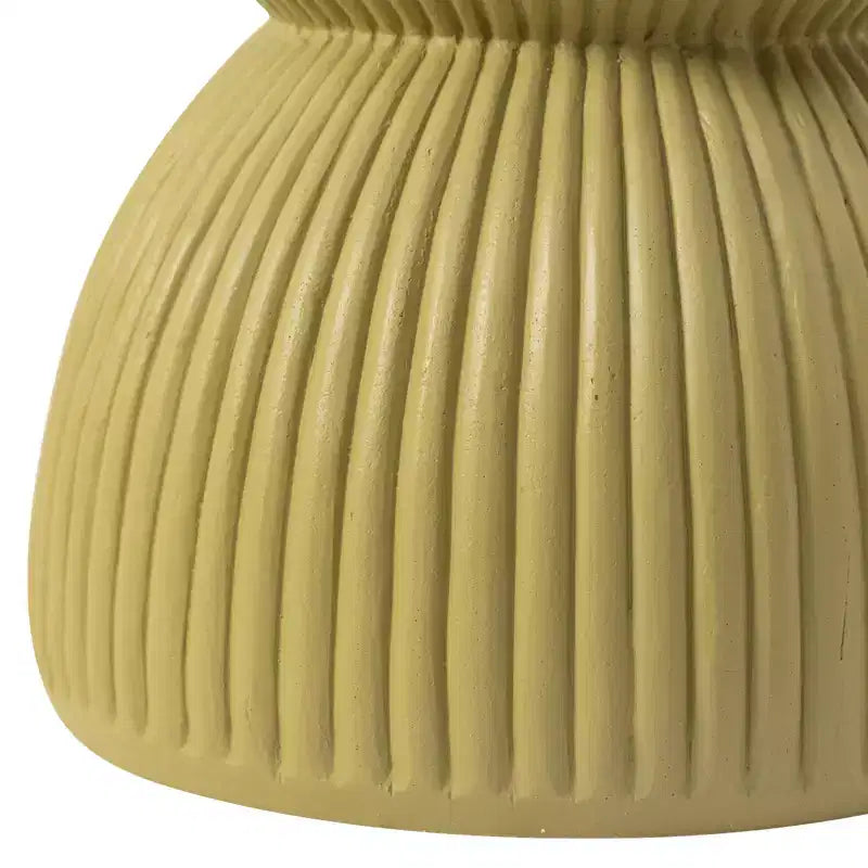 LeisureMod Table d'appoint de 38 cm de large en fibre de pierre avec design sablier, aucun assemblage requis, pour utilisation intérieure et extérieure, collection Spire