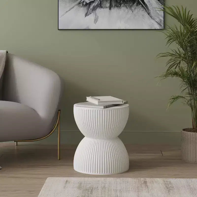 LeisureMod Table d'appoint de 38 cm de large en fibre de pierre avec design sablier, aucun assemblage requis, pour utilisation intérieure et extérieure, collection Spire