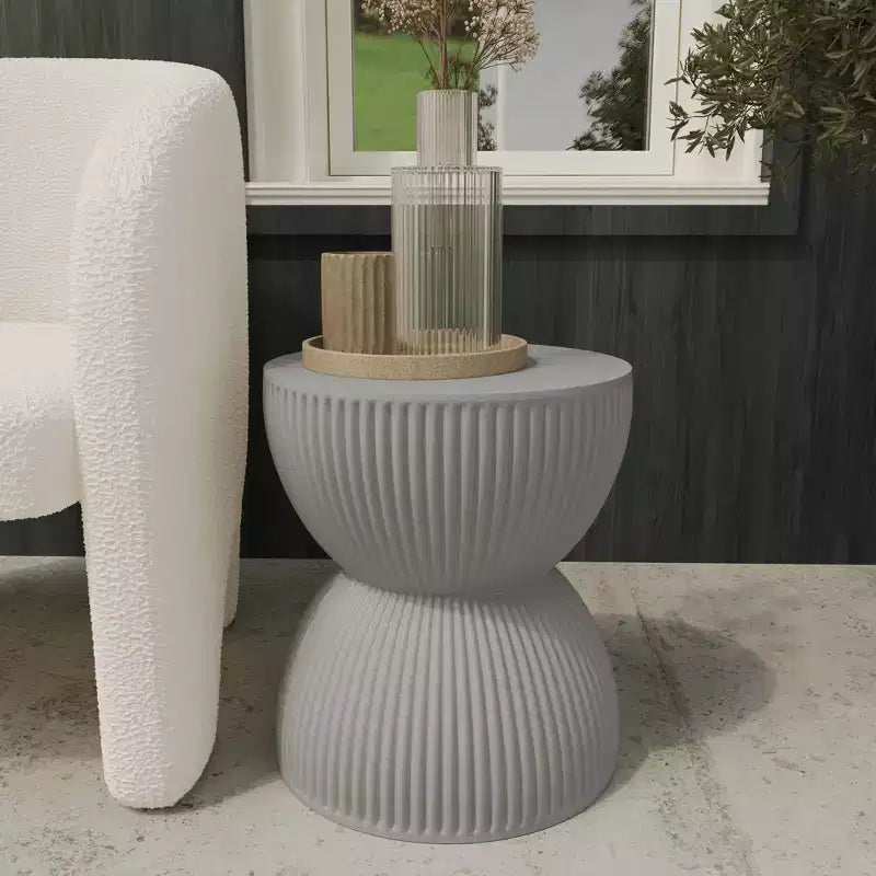 LeisureMod Table d'appoint de 38 cm de large en fibre de pierre avec design sablier, aucun assemblage requis, pour utilisation intérieure et extérieure, collection Spire