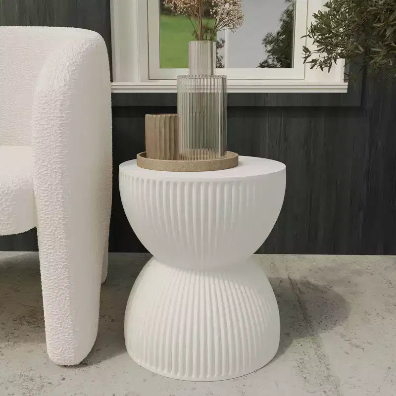 LeisureMod Table d'appoint de 38 cm de large en fibre de pierre avec design sablier, aucun assemblage requis, pour utilisation intérieure et extérieure, collection Spire
