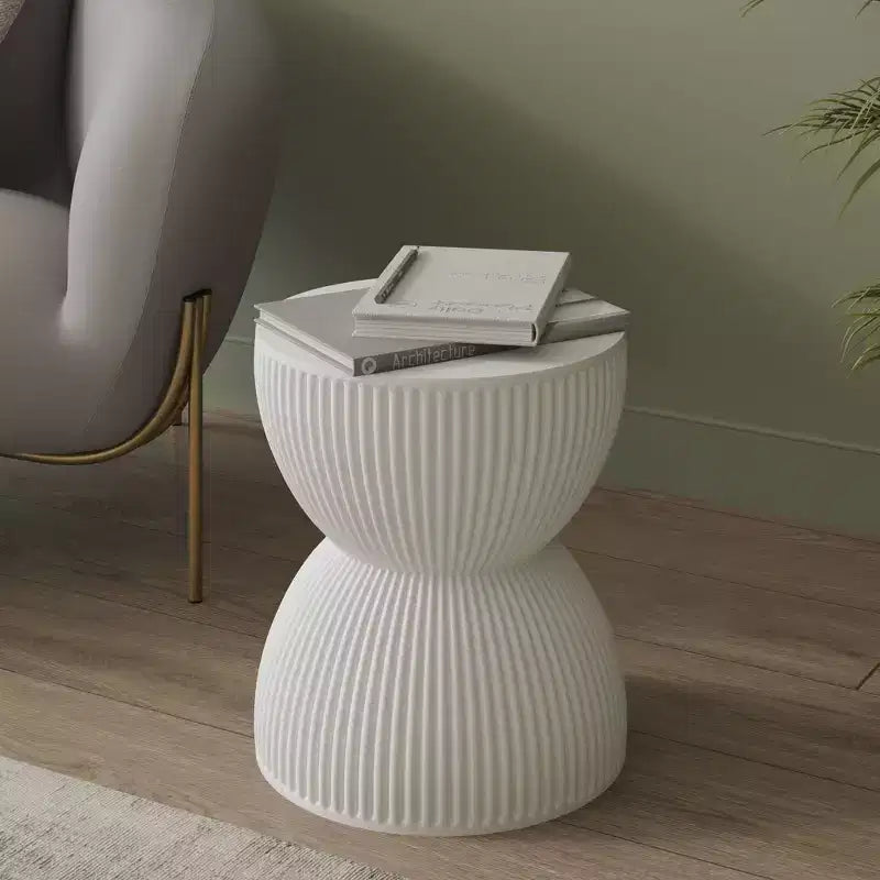 LeisureMod Table d'appoint de 38 cm de large en fibre de pierre avec design sablier, aucun assemblage requis, pour utilisation intérieure et extérieure, collection Spire