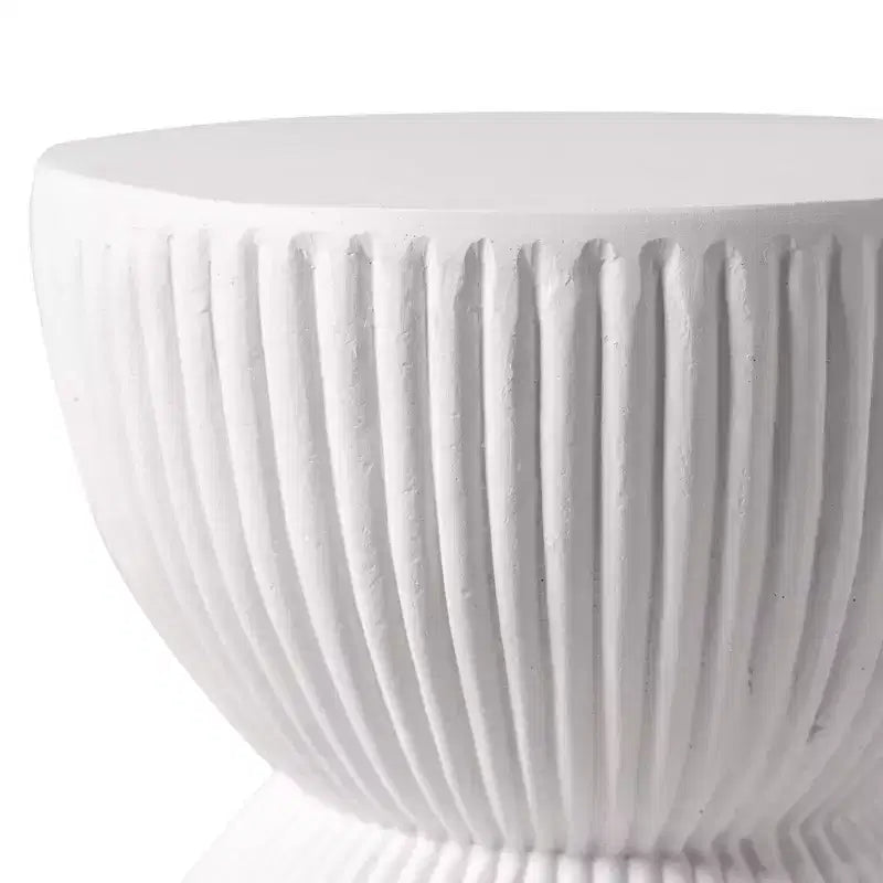 LeisureMod Table d'appoint de 38 cm de large en fibre de pierre avec design sablier, aucun assemblage requis, pour utilisation intérieure et extérieure, collection Spire