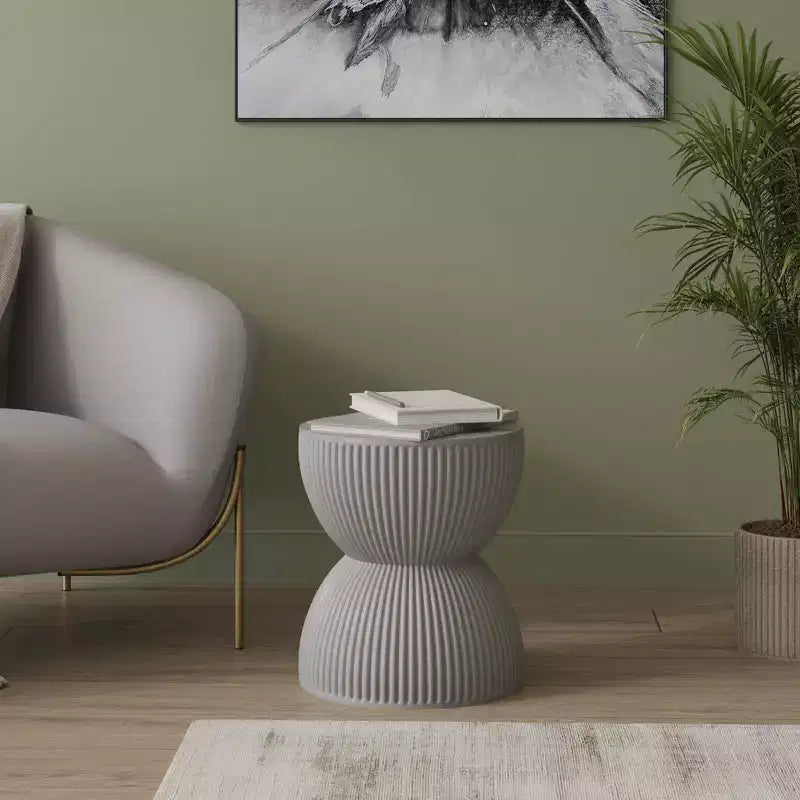 LeisureMod Table d'appoint de 38 cm de large en fibre de pierre avec design sablier, aucun assemblage requis, pour utilisation intérieure et extérieure, collection Spire