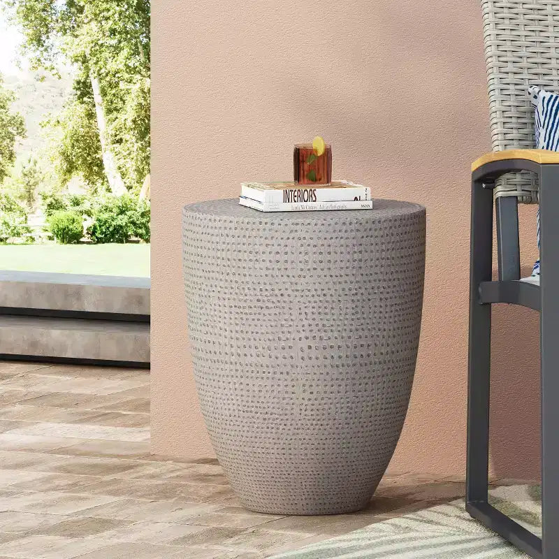 Christopher Knight Home Alcona Table d'appoint d'extérieur légère en béton, Gris