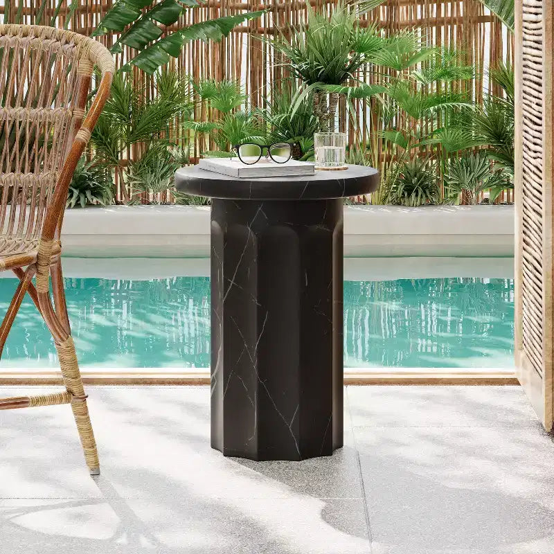 Table d'appoint d'extérieur moderne en béton léger Kennedy par Christopher Knight Home, Noir/Marbre