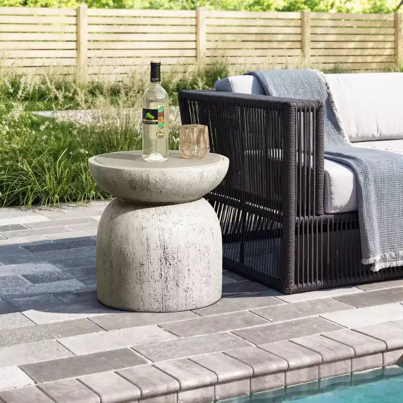 LuxenHome Tavolino da Esterno, 16 Tavolini d'Appoggio in Cemento per Patio, Tavolo Rotondo Effetto Invecchiato Bianco Sporco e Grigio, Tavolino d'Appoggio per Interni ed Esterni