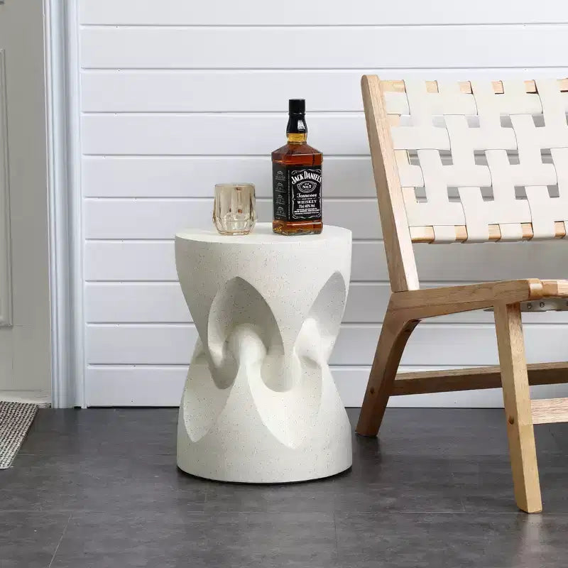 LuxenHome Tavolino da esterno, tavolino da patio moderno rotondo in cemento screziato bianco sporco da 17 pollici, tavolino da caffè da esterno per giardino