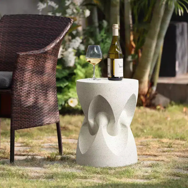LuxenHome Tavolino da esterno, tavolino da patio moderno rotondo in cemento screziato bianco sporco da 17 pollici, tavolino da caffè da esterno per giardino