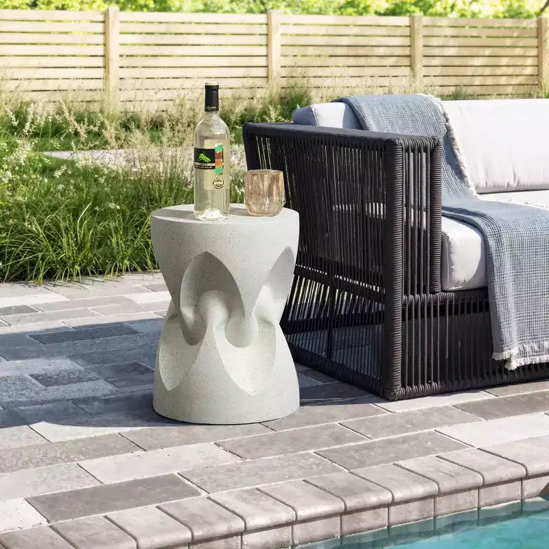 LuxenHome Tavolino da esterno, tavolino da patio moderno rotondo in cemento screziato bianco sporco da 17 pollici, tavolino da caffè da esterno per giardino