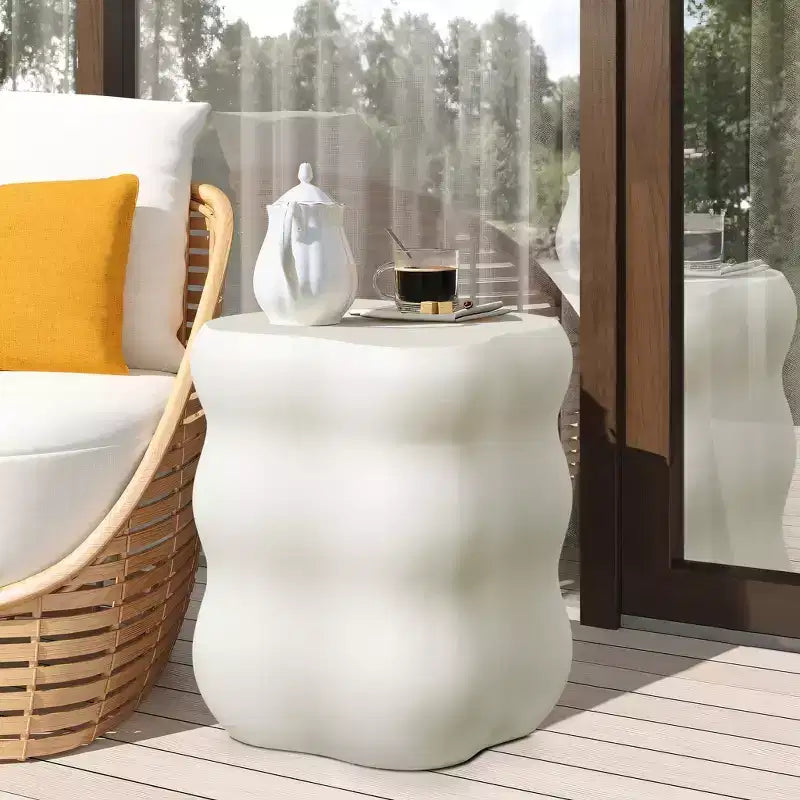 Table d'appoint carrée LuxenHome Blanc MgO courbes modernes de 47 cm de haut, intérieur et extérieur