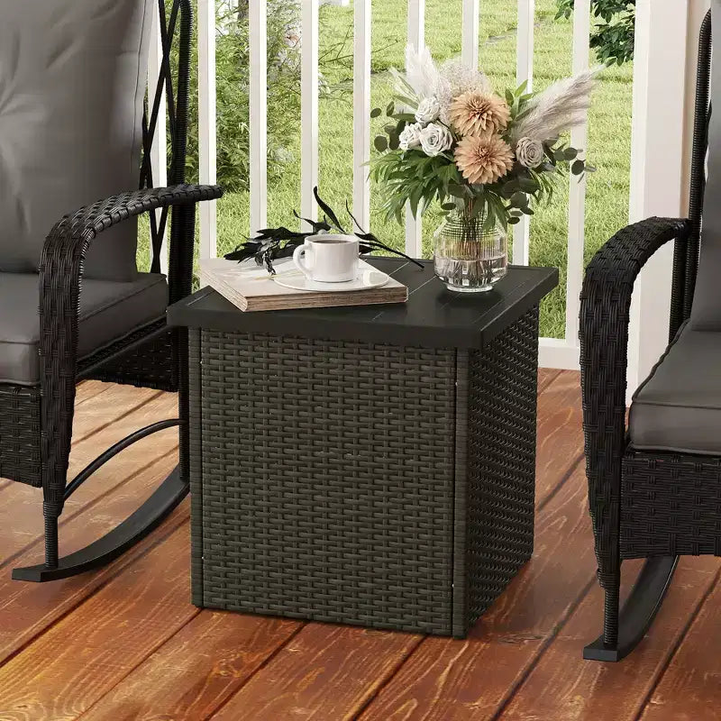 Table d'appoint d'extérieur Outsunny en osier tout temps avec trou pour parasol de 3,8 cm, table d'appoint carrée avec cadre résistant aux UV, espace de rangement pour terrasse, marron mélangé