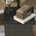 Table d'appoint d'extérieur Outsunny en osier tout temps avec trou pour parasol de 3,8 cm, table d'appoint carrée avec cadre résistant aux UV, espace de rangement pour terrasse, marron mélangé