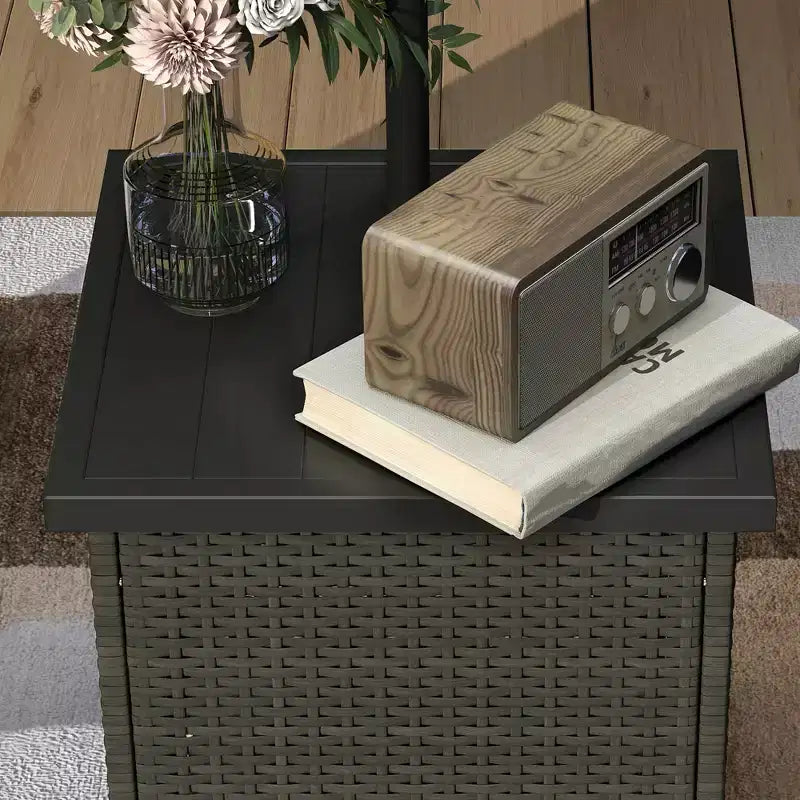 Table d'appoint d'extérieur Outsunny en osier tout temps avec trou pour parasol de 3,8 cm, table d'appoint carrée avec cadre résistant aux UV, espace de rangement pour terrasse, marron mélangé