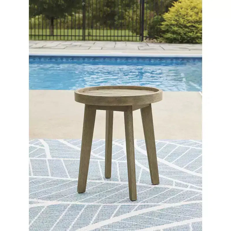 Signature Design by Ashley Bradstreet Bay - Table d'appoint ronde d'extérieur en bois d'eucalyptus avec finition antique - Résistante aux intempéries
