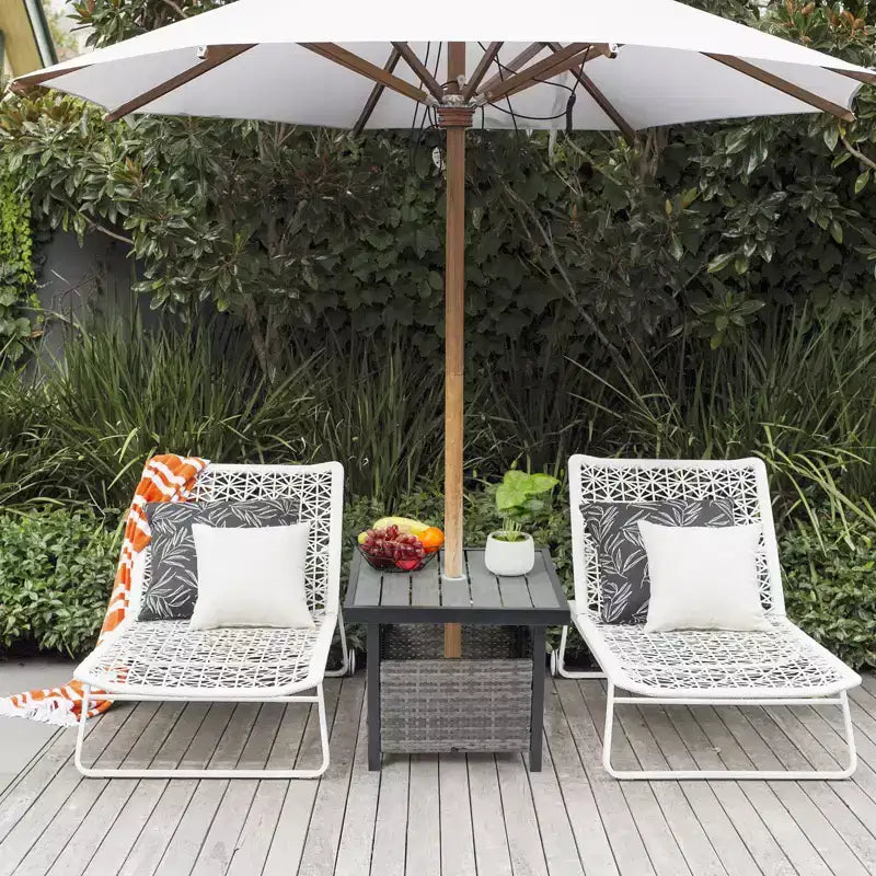 NAYSAYE Table d'appoint de patio en osier avec plateau en rotin PE imitation bois et trou pour parasol pour l'extérieur, grise, 22*22*18