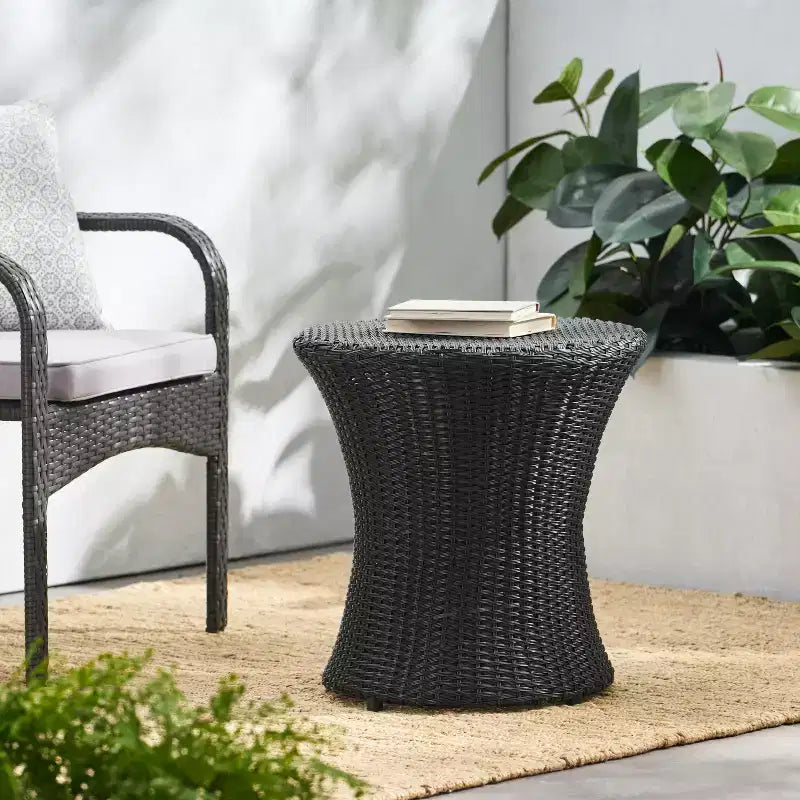 Okak Tavolini Laterali da Esterno in Rattan a Clessidra, Impermeabili e Portatili, Tavolino da Patio/Comodino per Esterni e Interni per Giardino, Balcone, Cortile, Piscina