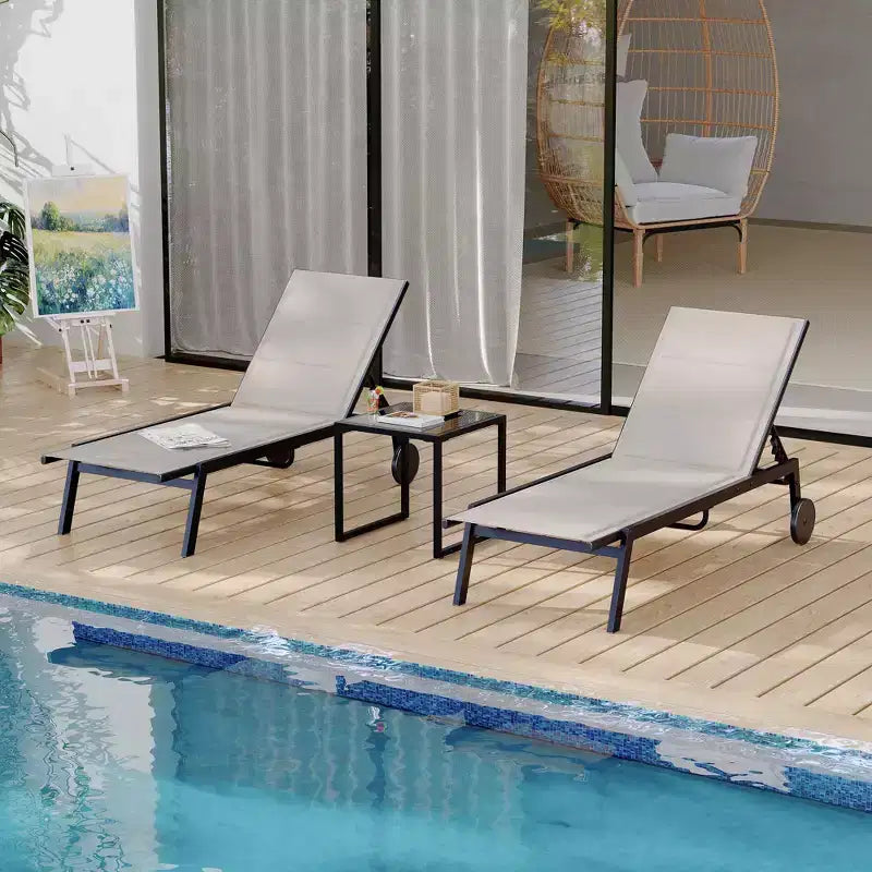 Set di 3 sedie a sdraio da patio con tavolino, sedie a sdraio regolabili con ruote, set di 3 sdraio da esterno per piscina