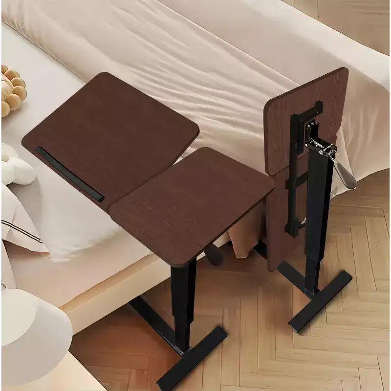 Tavolino da Letto Regolabile in Altezza con Ruote, Tavolo Comodino Inclinabile per Poltrona Reclinabile, Design Ergonomico, Pieghevole e Facile da Spostare