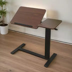 Tavolino da Letto Regolabile in Altezza con Ruote, Tavolo Comodino Inclinabile per Poltrona Reclinabile, Design Ergonomico, Pieghevole e Facile da Spostare