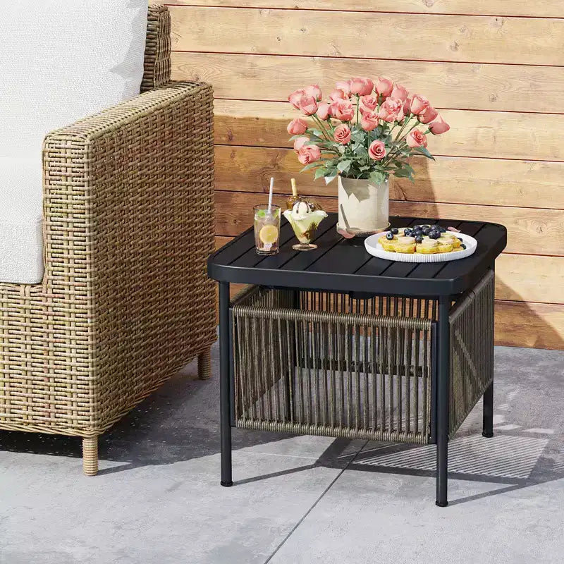 Costway Table d'appoint carrée en rotin PE tressé avec trou pour parasol de 4 cm