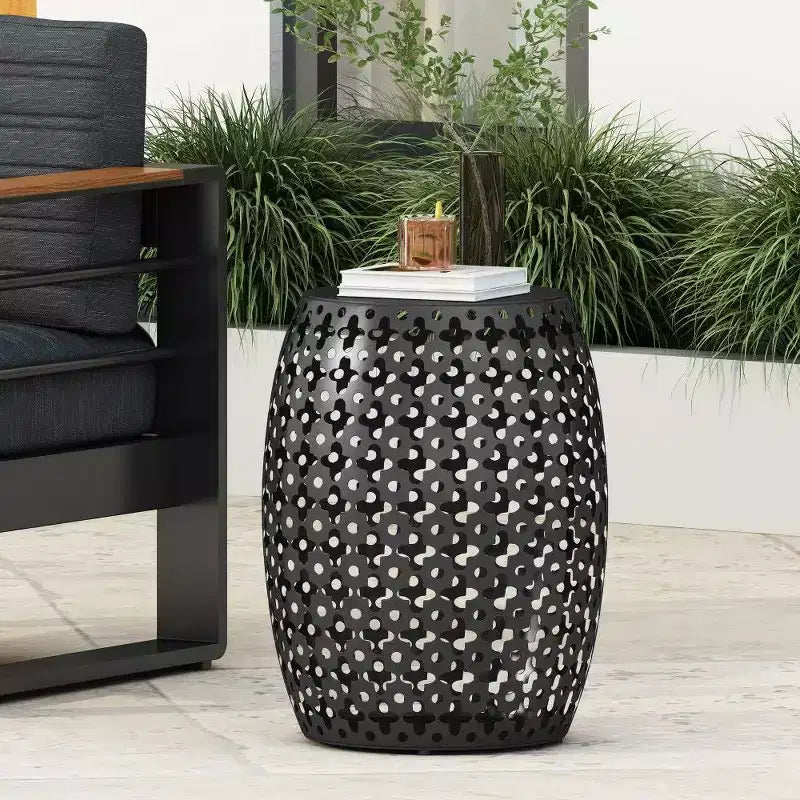 TUYOHW Table d'appoint de patio ronde avec cadre creux, table d'appoint de patio en métal pour arrière-cour, piscine, compagnon intérieur, durable et et antirouille, noir