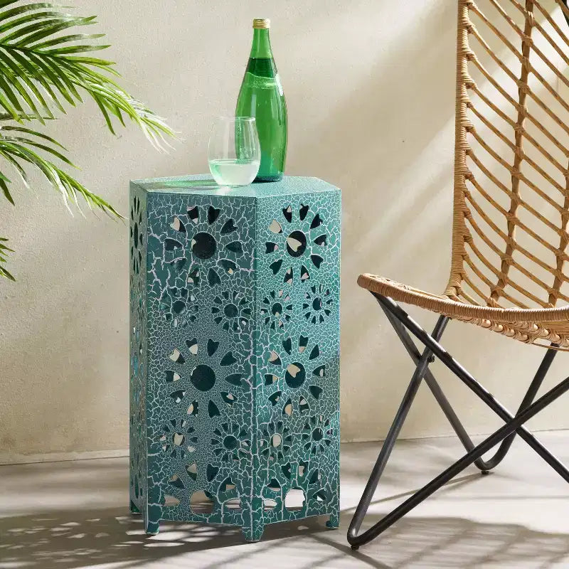 TUYOHW Table d'appoint d'extérieur hexagonale avec motif ajouré en dégradé, petite table de patio avec motif soleil pour jardin, balcon, porche