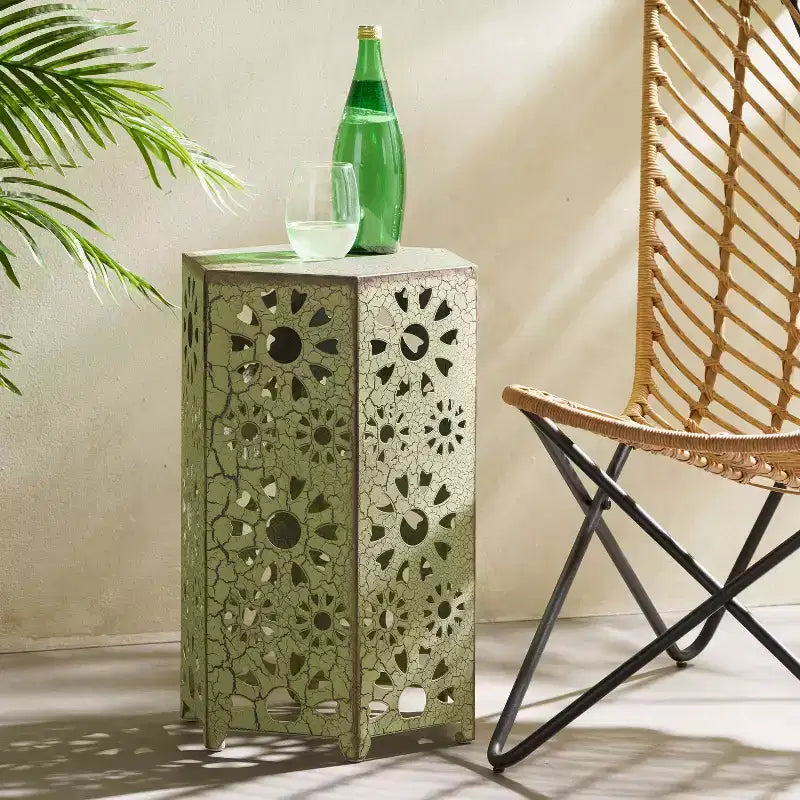 TUYOHW Table d'appoint d'extérieur hexagonale avec motif ajouré en dégradé, petite table de patio avec motif soleil pour jardin, balcon, porche