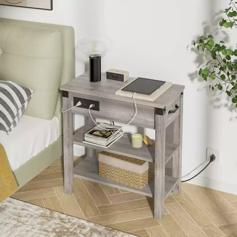 Tavolino d'appoggio a 3 ripiani con stazione di ricarica, tavolino laterale stretto in legno con cassetto, ripiani aperti, prese di corrente e porte USB, grigio