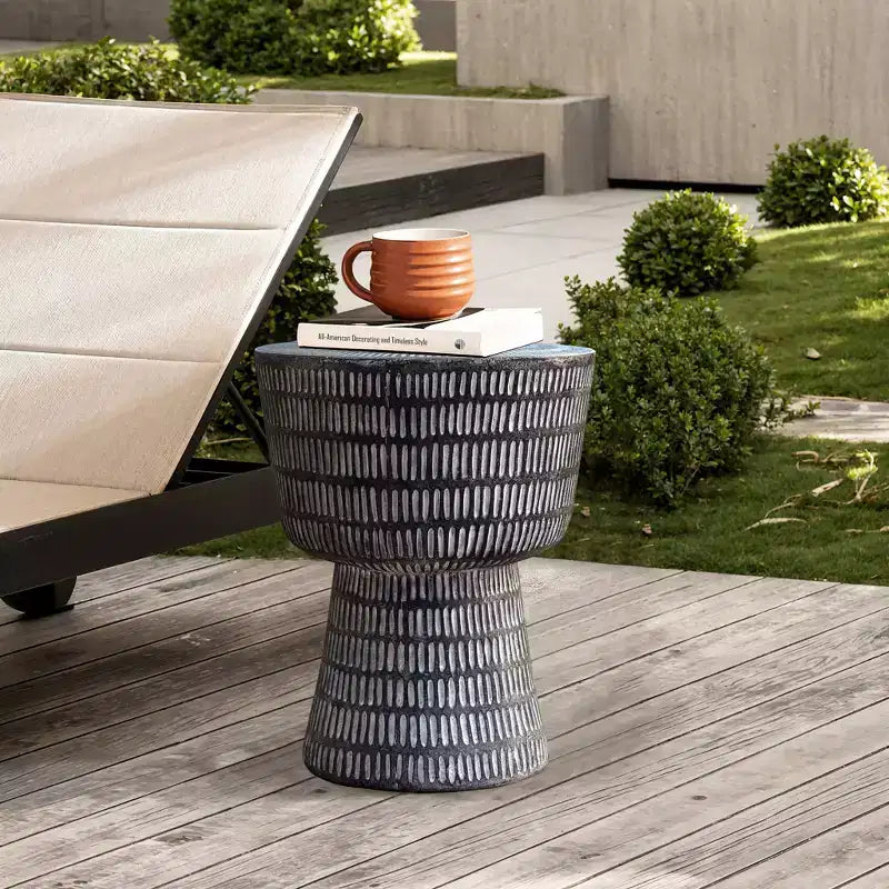 LuxenHome Tavolino da Esterno, Tavolino Rotondo da 15 con Motivo a Spirale, Tavolino d'Appoggio per Esterni e Interni, Tavolini da Caffè per Patio