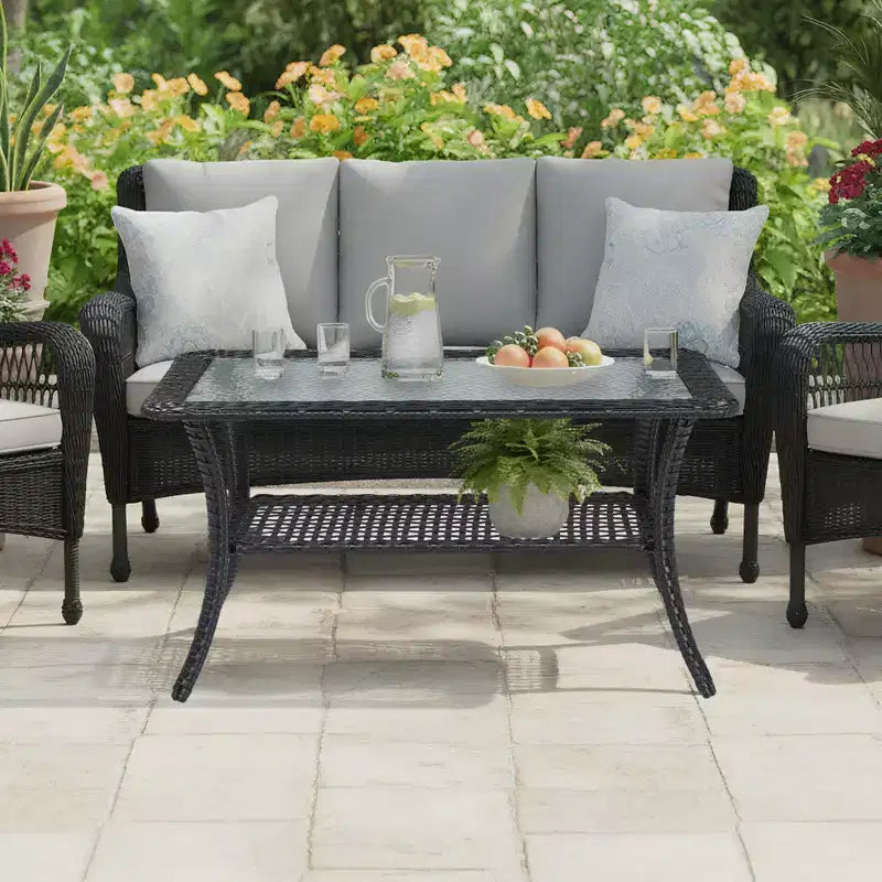 Karl Home | Elegante tavolino laterale in vimini nero con piano in vetro texturizzato e doppio ripiano