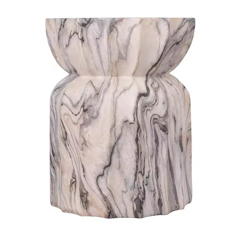 Tavolino scultoreo con scanalature in cemento leggero a motivo marmorizzato moderno Eulalia di Christopher Knight Home per patio