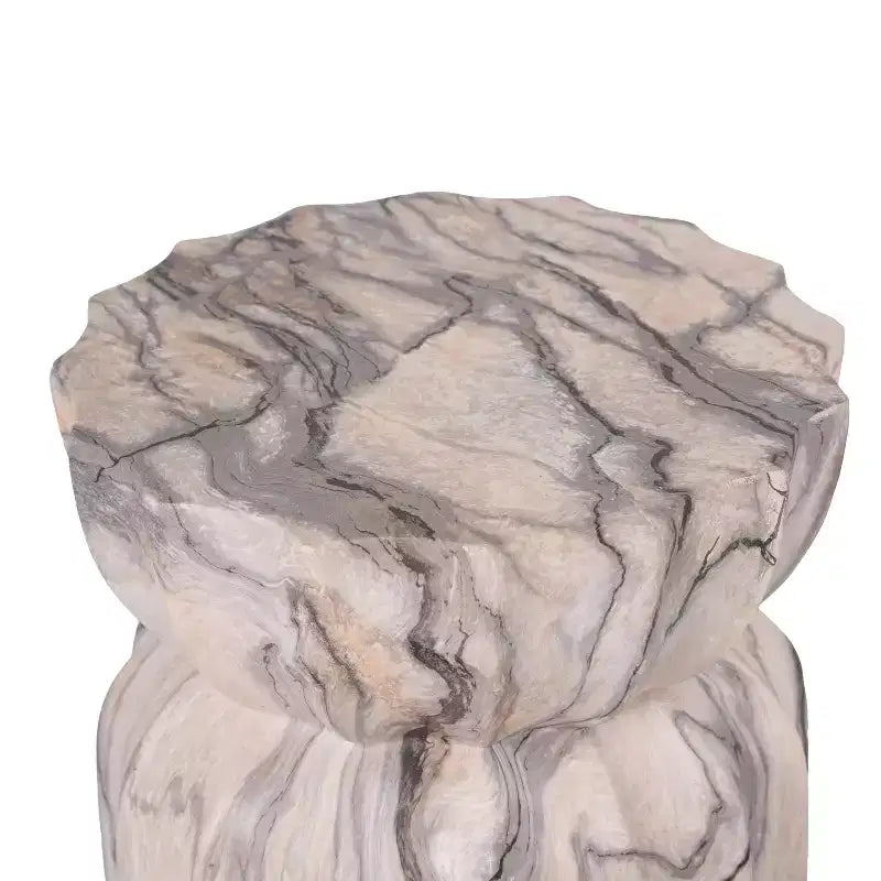 Tavolino scultoreo con scanalature in cemento leggero a motivo marmorizzato moderno Eulalia di Christopher Knight Home per patio