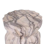 Tavolino scultoreo con scanalature in cemento leggero a motivo marmorizzato moderno Eulalia di Christopher Knight Home per patio