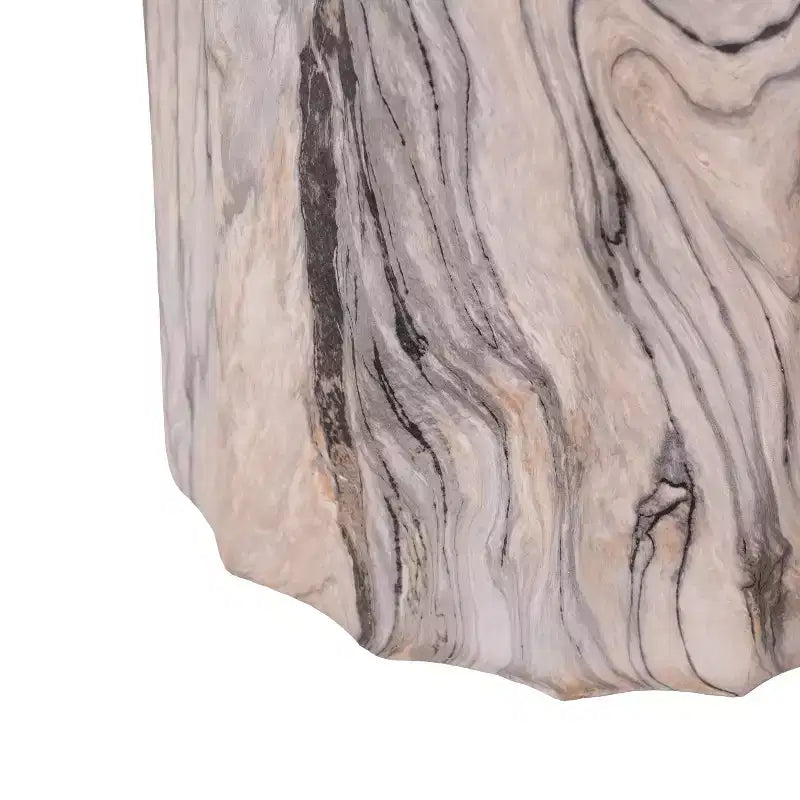 Tavolino scultoreo con scanalature in cemento leggero a motivo marmorizzato moderno Eulalia di Christopher Knight Home per patio