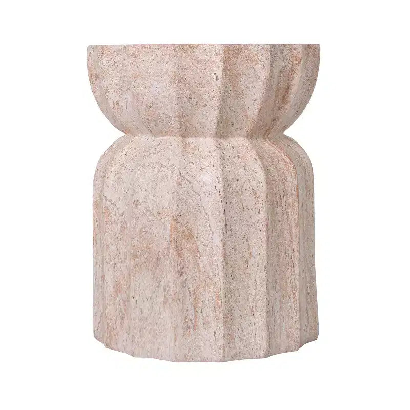 Tavolino scultoreo con scanalature in cemento leggero a motivo marmorizzato moderno Eulalia di Christopher Knight Home per patio