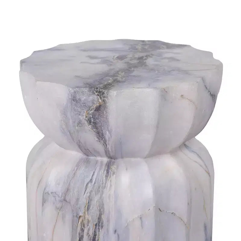 Tavolino scultoreo con scanalature in cemento leggero a motivo marmorizzato moderno Eulalia di Christopher Knight Home per patio