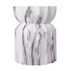 Tavolino scultoreo con scanalature in cemento leggero a motivo marmorizzato moderno Eulalia di Christopher Knight Home per patio