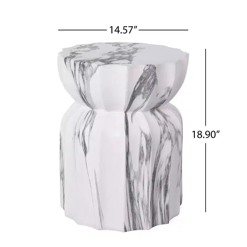 Tavolino scultoreo con scanalature in cemento leggero a motivo marmorizzato moderno Eulalia di Christopher Knight Home per patio