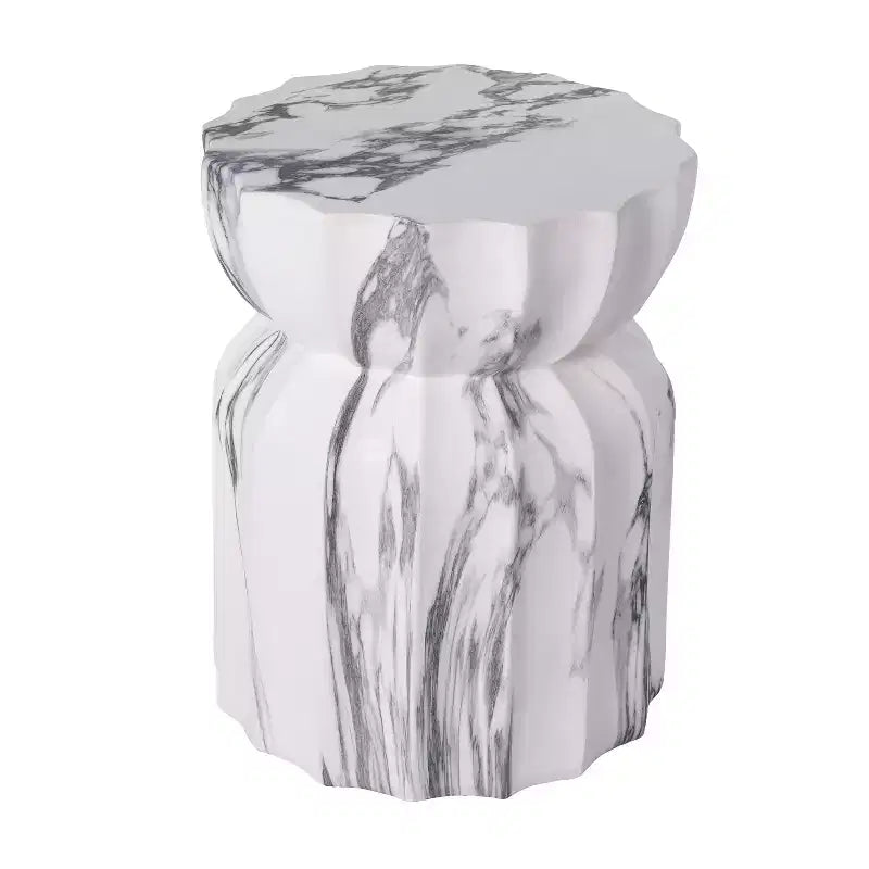 Tavolino scultoreo con scanalature in cemento leggero a motivo marmorizzato moderno Eulalia di Christopher Knight Home per patio